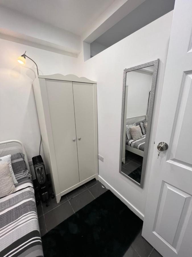 Modern Flat In Central Egham By Windsor Castle, Staines-Upon-Thames And Heathrow Airport Exteriör bild