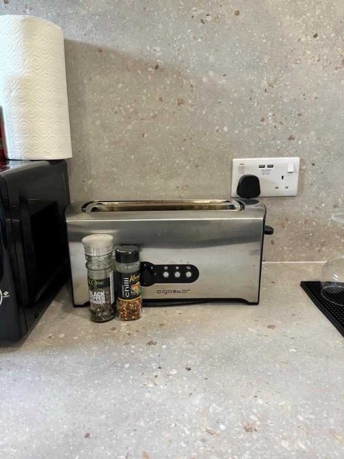 Modern Flat In Central Egham By Windsor Castle, Staines-Upon-Thames And Heathrow Airport Exteriör bild