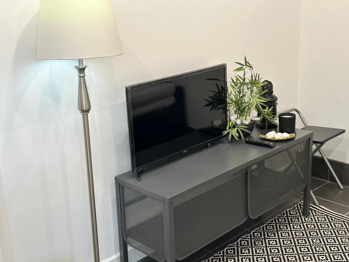 Modern Flat In Central Egham By Windsor Castle, Staines-Upon-Thames And Heathrow Airport Exteriör bild
