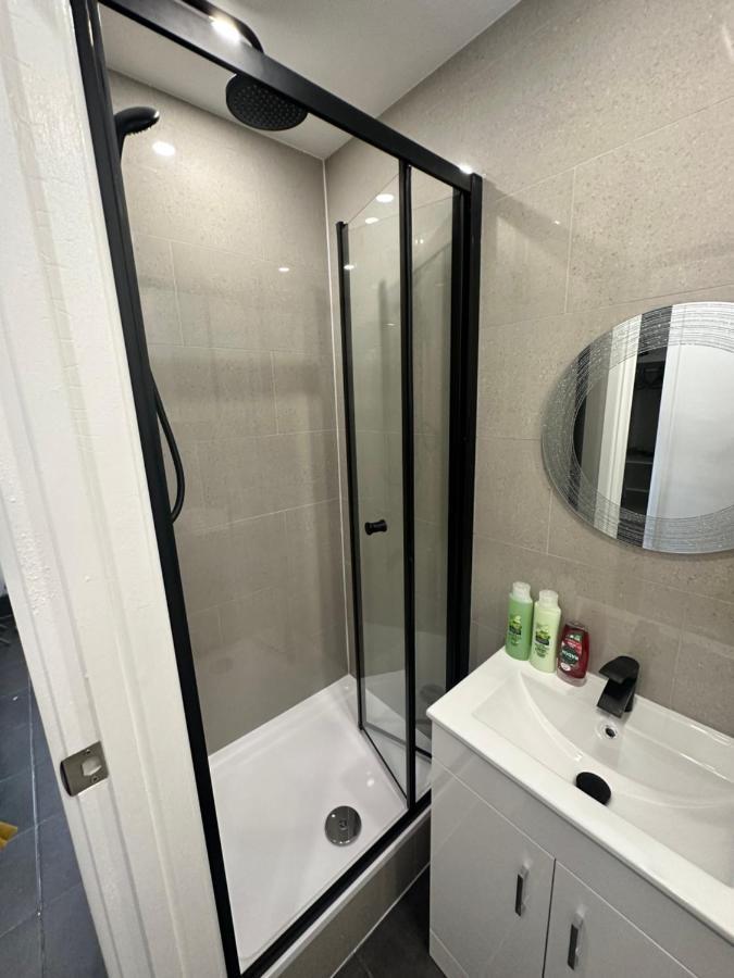 Modern Flat In Central Egham By Windsor Castle, Staines-Upon-Thames And Heathrow Airport Exteriör bild